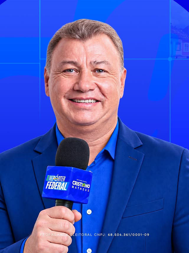 Cristiano Matheus com microfone, em material oficial de campanha